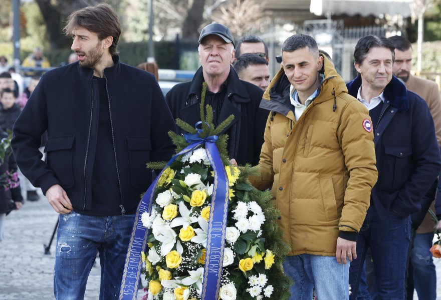 ПФК Левски поднесe цветя пред паметника на Апостола1