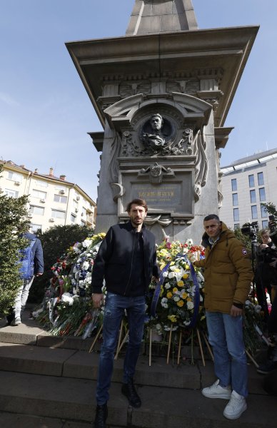 ПФК Левски поднесe цветя пред паметника на Апостола1