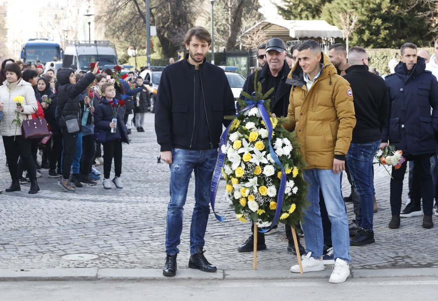 ПФК Левски поднесe цветя пред паметника на Апостола1