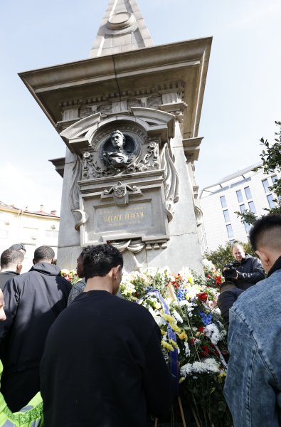 ПФК Левски поднесe цветя пред паметника на Апостола1