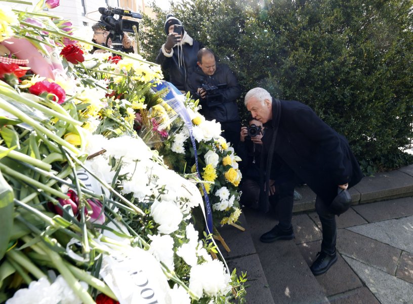 ПФК Левски поднесe цветя пред паметника на Апостола1