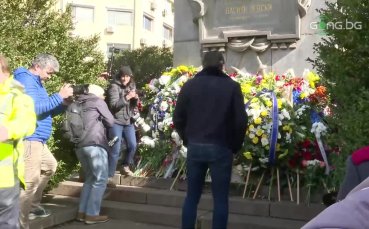 Играчите на Левски поднесоха цветя пред паметника на Апостола