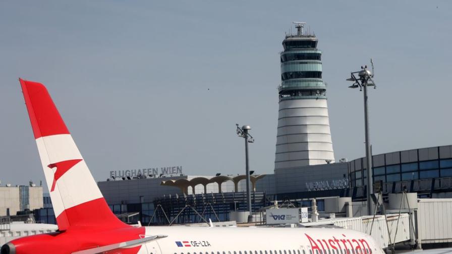 Снеговалеж блокира виенското летище