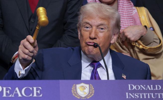 Президентът на САЩ Доналд Тръмп на първото събрание на неговия Съвет за мир