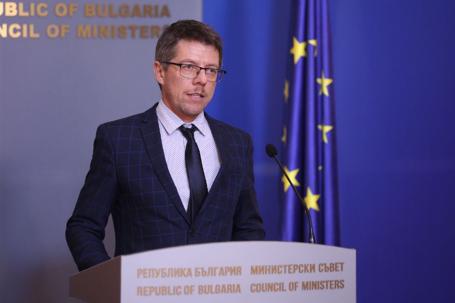 Ден след встъпването в длъжност на служебното правителство, вицепремиерът за честни избори Стоил Цицелков е депозирал оставката си. Това съобщи той по време на брифинг в МС.