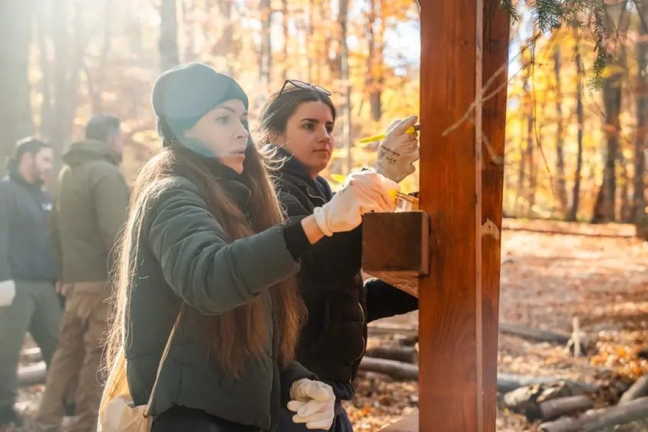 Доброволци от екипа на Kaizen Gaming в България помагат за обновяването на информационни табели в Национален парк Витоша.