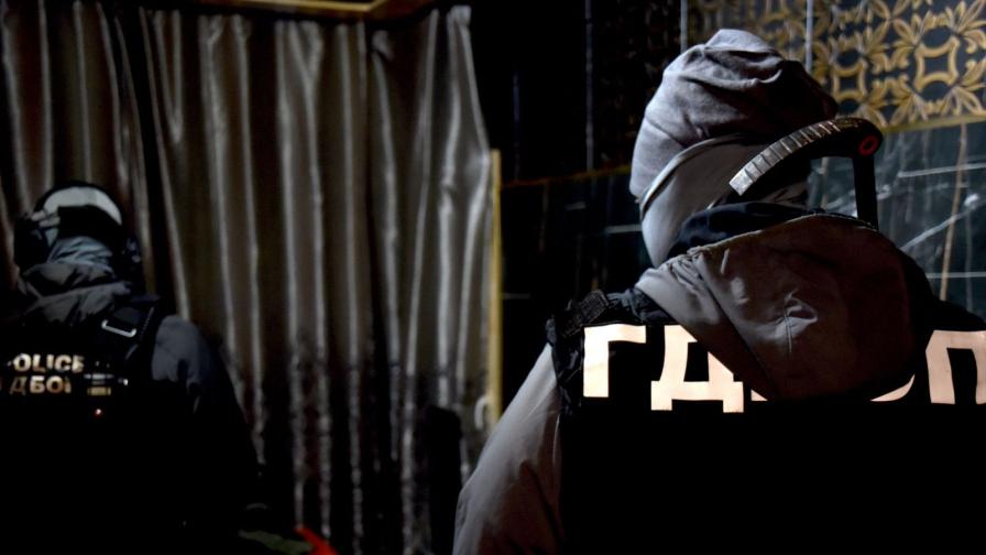 Дрога и оръжия, разбиха група за трафик на момичета в София