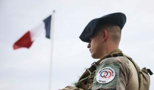 <p>Трагедия в Париж: Войник почина след стрелба в казарма</p>