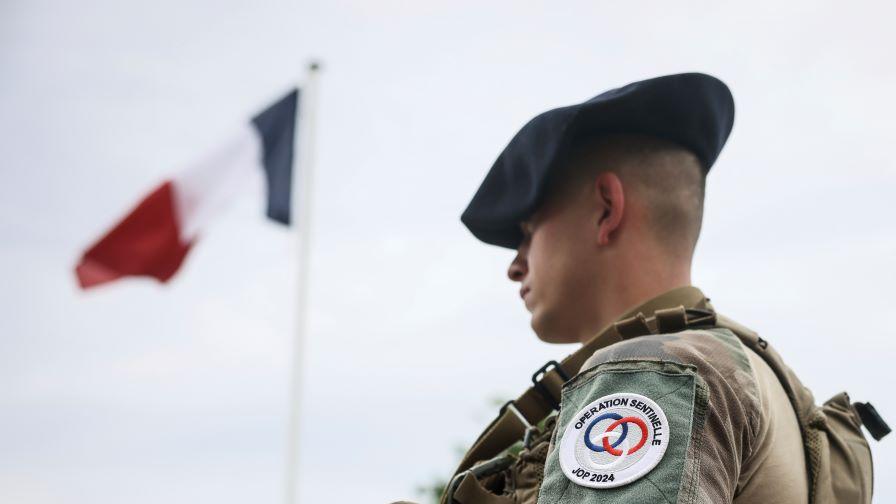 <p>Трагедия в Париж: Войник почина след стрелба в казарма</p>