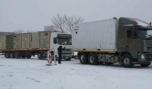 Камион от конвой на армията на САЩ закъса в снега преди "Дунав мост"