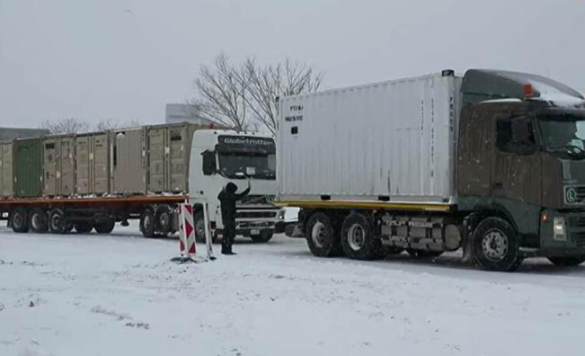 Камион от конвой на армията на САЩ закъса в снега преди 