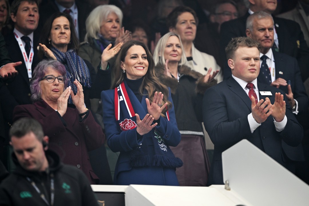 <p>Принцесата на Уелс направи самостоятелна поява на мача Англия &ndash; Ирландия от &bdquo;Шестте нации&ldquo; в Туикънъм, докато принц Уилям и децата отсъстваха, а визитата ѝ съвпадна с напрегнат момент за кралското семейство</p>