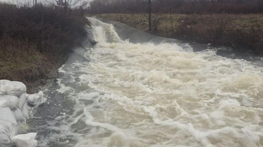 Язовири изпускат вода заради обилните валежи у нас