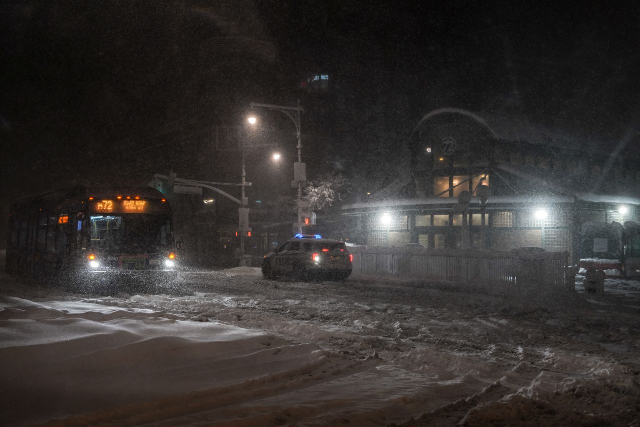 Градът, който никога не спи, спря: Снежната стихия в Ню Йорк в снимки