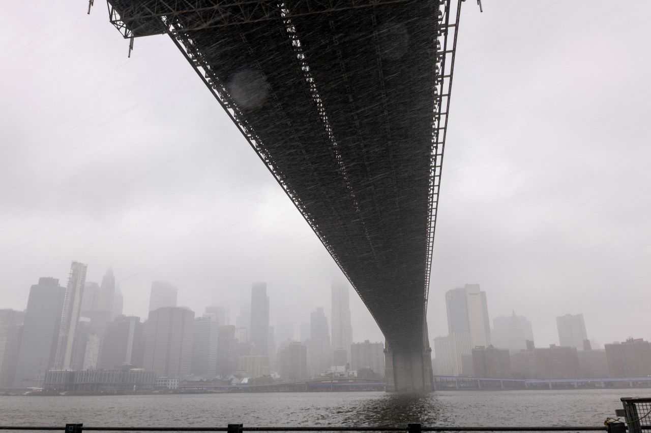Градът, който никога не спи, спря: Снежната стихия в Ню Йорк в снимки