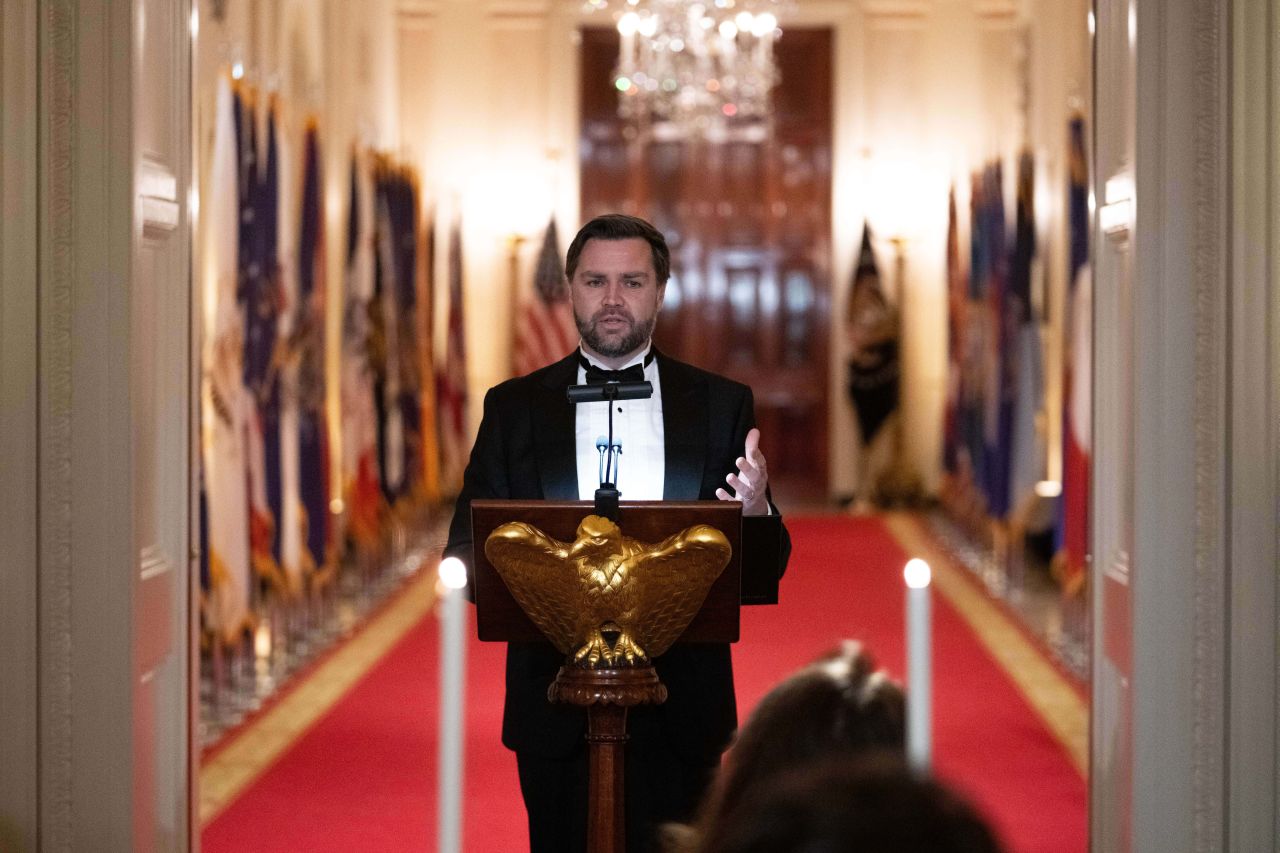 <p>Вечеря под обсада: Тръмп атакува съда и демократите по време на банкет в Белия дом</p>