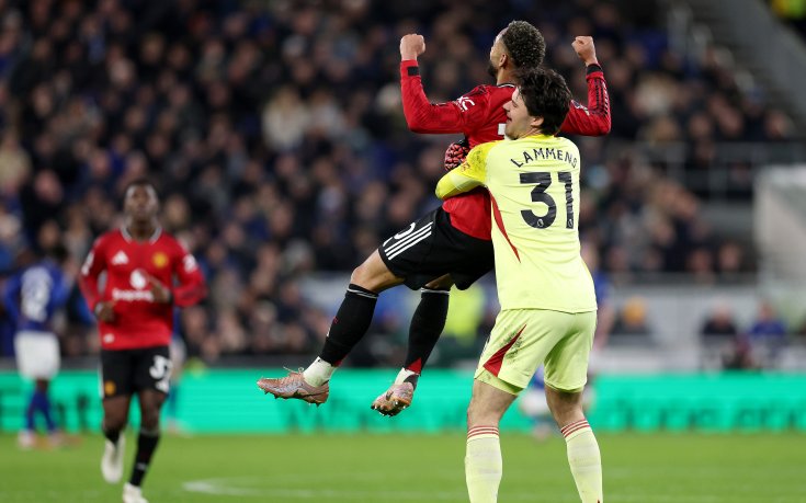 Манчестър Юнайтед оцеля срещу Евертън и взе безценни три точки