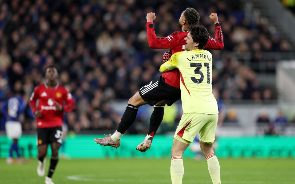 Манчестър Юнайтед оцеля срещу Евертън и взе безценни три точки