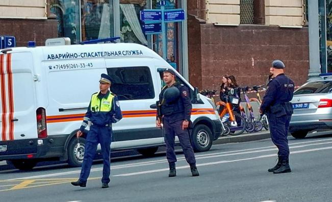 <p>Кървав взрив пред московска гара -&nbsp;патрулка смазана от ударната вълна</p>