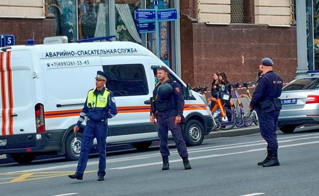 Полицай загина при експлозия пред гара в Москва