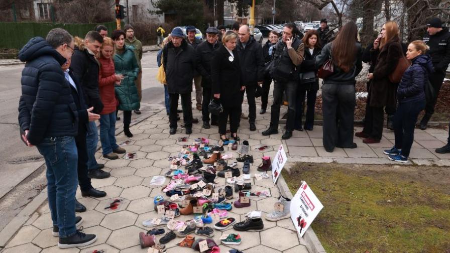 С детски обувки на тротоара до руското...