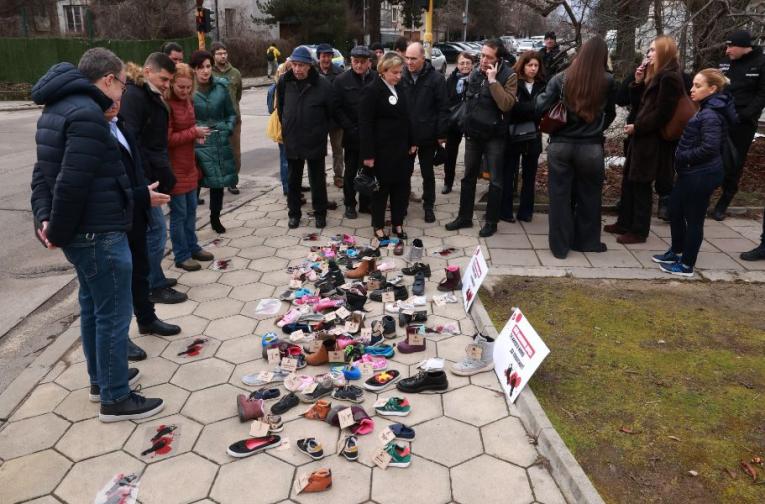 С детски обувки на тротоара до руското посолство отбелязваме четири