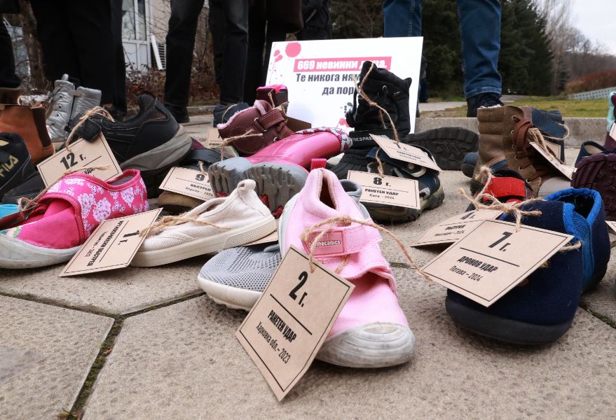 <p>С детски обувки на тротоара до руското посолство отбелязваме четири години от началото на войната в Украйна.</p>