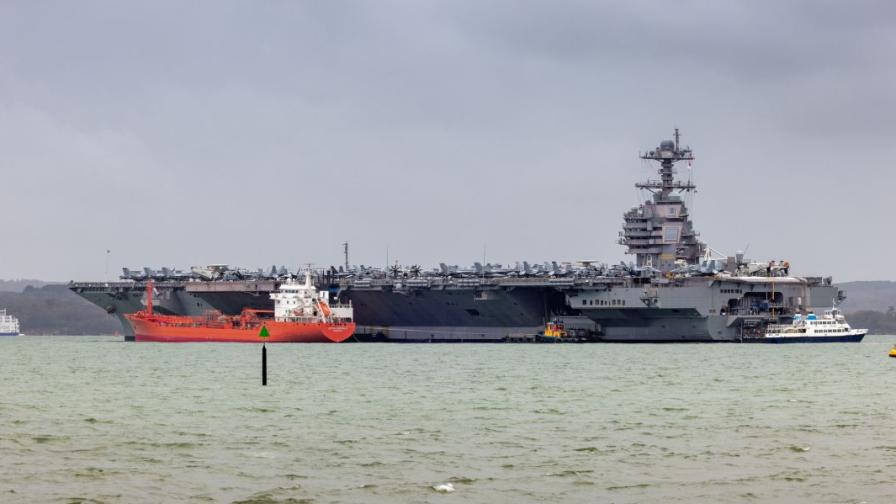 <p>Най-големият самолетоносач в света&nbsp;пристигна на остров Крит</p>