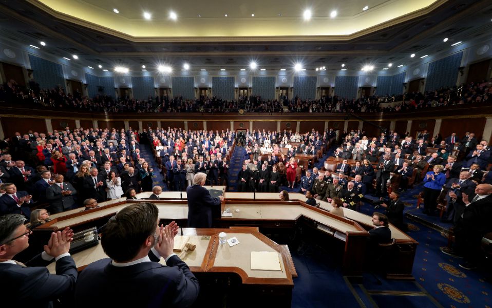 <p>Президентът на САЩ Доналд Тръмп се похвали в обръщението си &bdquo;За състоянието на Съюза&ldquo;, че е предизвикал бум на работните места и производството в страната, като същевременно налага нов световен ред в чужбина &ndash; с надеждата, че представянето на дълъг списък с постижения може да противодейства на спада на рейтинга му, предаде Асошиейтед Прес.</p>