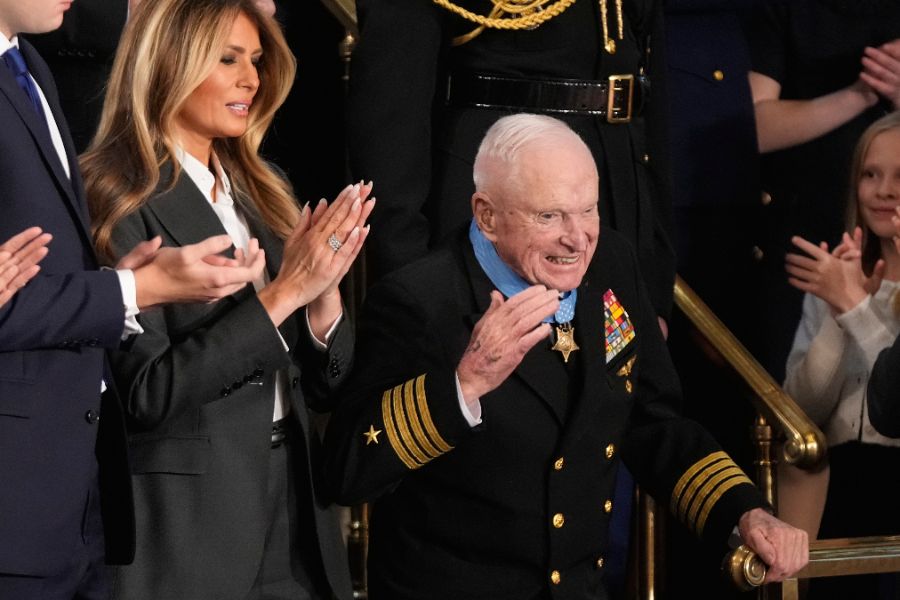 <p>Президентът на САЩ Доналд Тръмп се похвали в обръщението си &bdquo;За състоянието на Съюза&ldquo;, че е предизвикал бум на работните места и производството в страната, като същевременно налага нов световен ред в чужбина &ndash; с надеждата, че представянето на дълъг списък с постижения може да противодейства на спада на рейтинга му, предаде Асошиейтед Прес.</p>