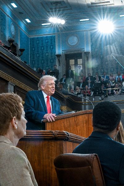 <p>Президентът на САЩ Доналд Тръмп се похвали в обръщението си &bdquo;За състоянието на Съюза&ldquo;, че е предизвикал бум на работните места и производството в страната, като същевременно налага нов световен ред в чужбина &ndash; с надеждата, че представянето на дълъг списък с постижения може да противодейства на спада на рейтинга му, предаде Асошиейтед Прес.</p>