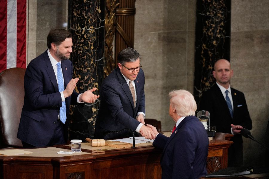 <p>Президентът на САЩ Доналд Тръмп се похвали в обръщението си &bdquo;За състоянието на Съюза&ldquo;, че е предизвикал бум на работните места и производството в страната, като същевременно налага нов световен ред в чужбина &ndash; с надеждата, че представянето на дълъг списък с постижения може да противодейства на спада на рейтинга му, предаде Асошиейтед Прес.</p>