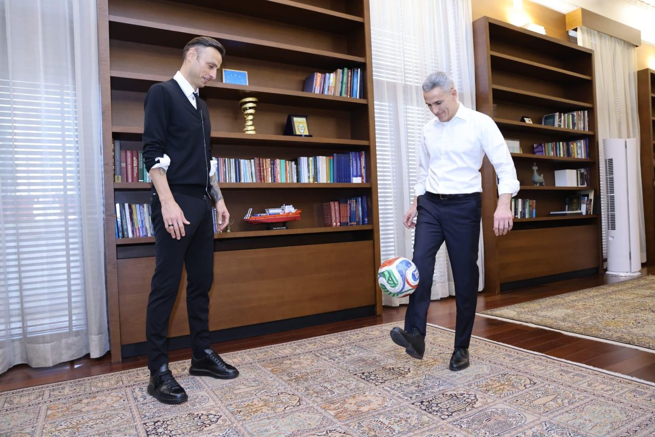 <p>Служебният премиер Андрей Гюров назначи Димитър Бербатов за свой съветник</p>