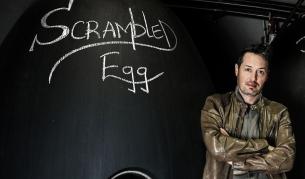 От Лондон до село Николаево: Еди Куриян за честното вино и “срещата” му с Брад Пит