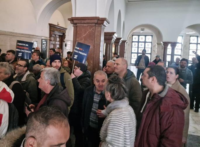 Граждани щурмуват кабинета на иф главен прокурор