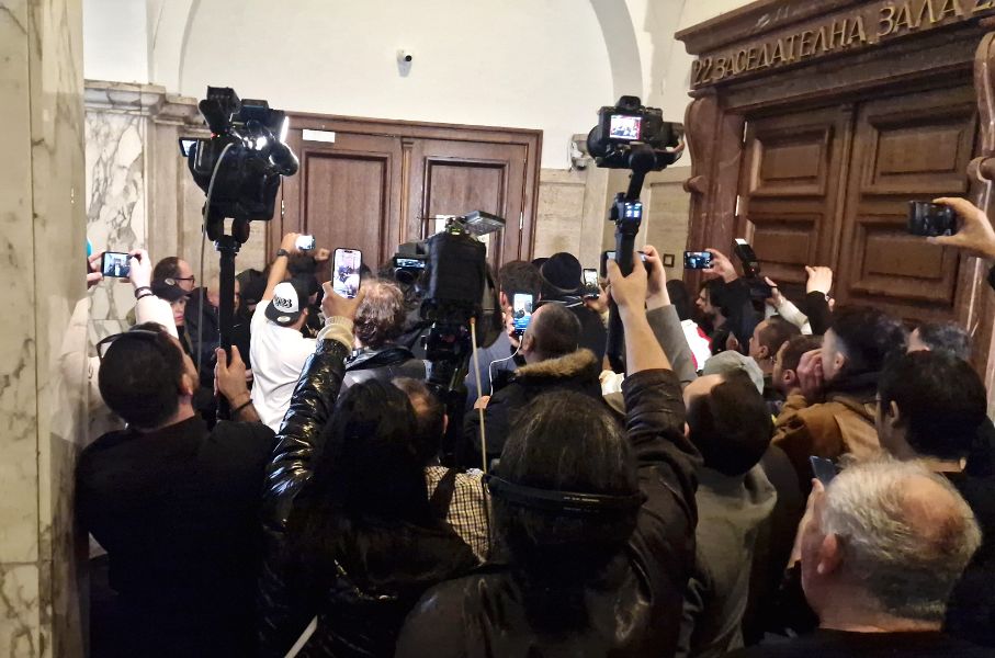 Граждани щурмуват кабинета на и.ф. главен прокурор.