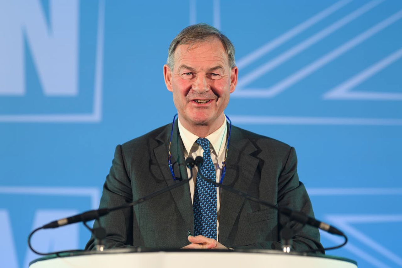 Кой е Рупърт Лоу - новата звезда на крайната десница във Великобритания