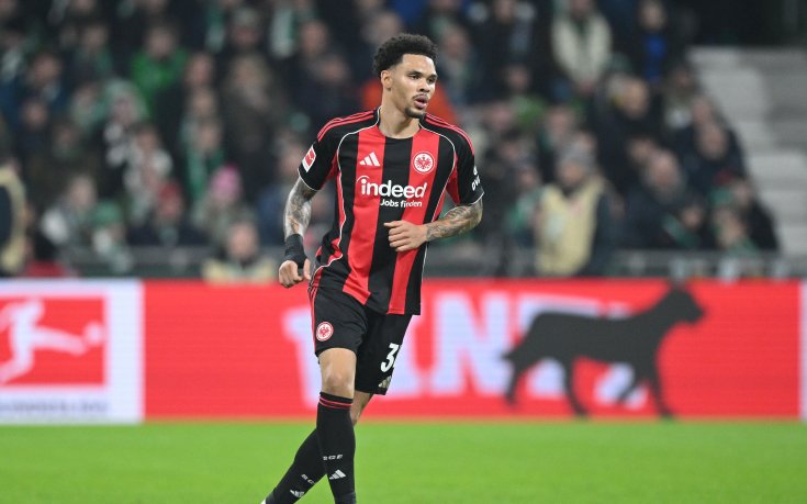 Половин дузина отбори от Висшата лига са по петите на защитник от Айнтрахт