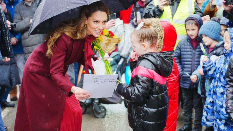 Кейт Мидълтън в Уелс: Стилен тоалет и...
