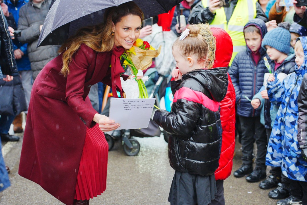 <p>При посещение в Уелс принцеса Кейт учтиво отказа автограф на фен поради кралския протокол, забраняващ подписи заради риск от фалшификации. Тя впечатли със стилна визия в бордо и подчерта значението на професионалното поведение по време на ангажименти</p>