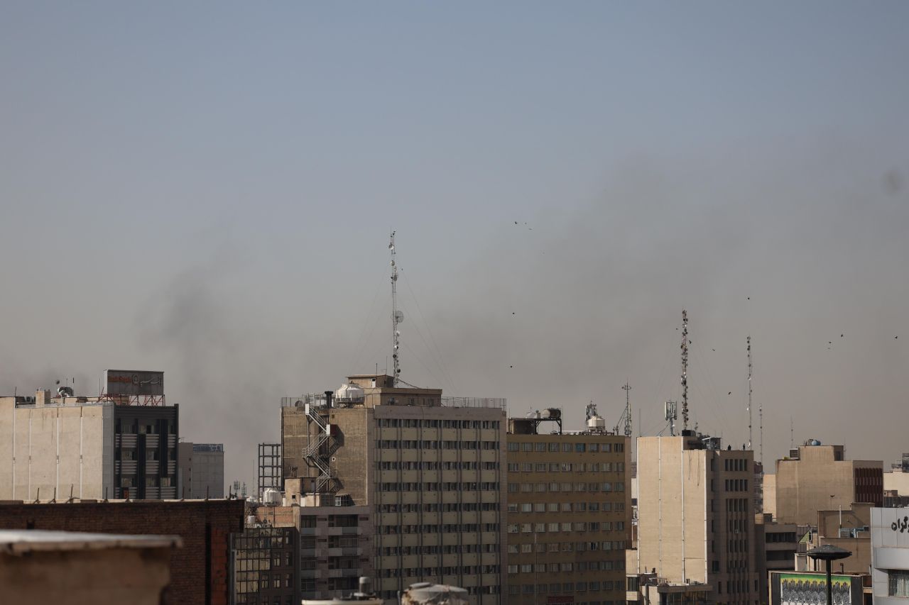 <p>Стълбове дим се издигат над Техеран след мощни експлозии в иранската столица тази събота, 28 февруари 2026 г. Доналд Тръмп потвърди началото на мащабна военна кампания на САЩ и Израел с цел пълно заличаване на ракетната индустрия на режима.</p>