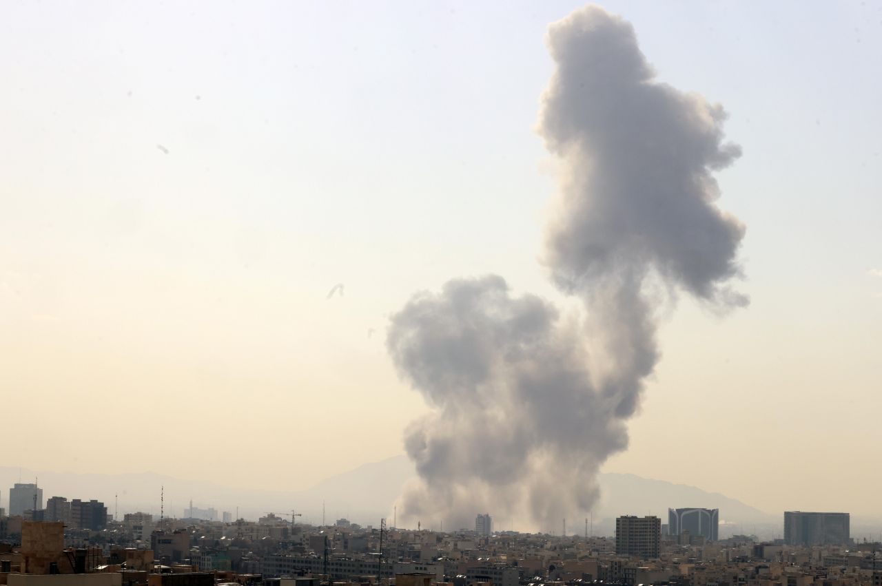 Американски и израелски удари поразиха нефтено хранилище в Техеран