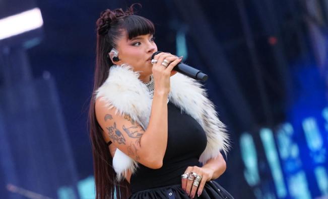 Дара ще представи България  на 