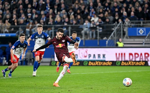 Откритие на Станимир Стоилов блести в Първа Бундеслига, феновете хвърлят тенис топки