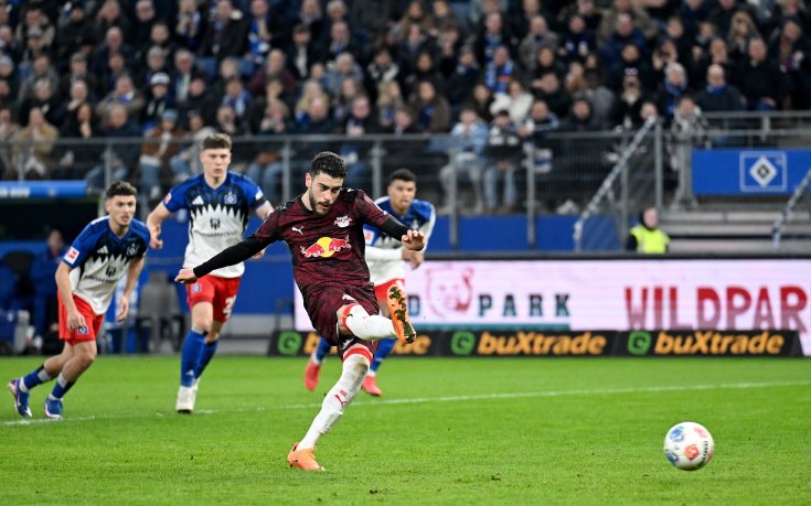 Откритие на Станимир Стоилов блести в Първа Бундеслига, феновете хвърлят тенис топки