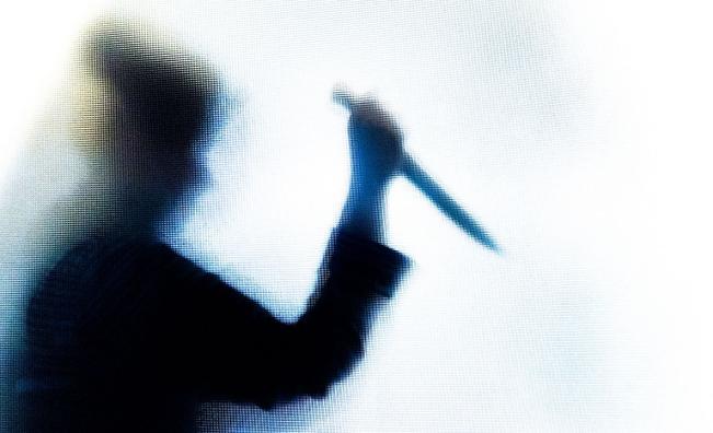 Кървава разправа: Жена на 63 г. наръга млад мъж в Стамболийски