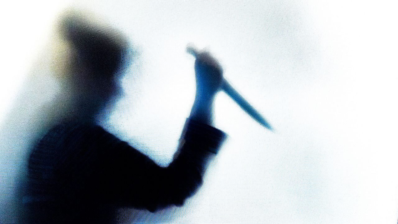 Кървава разправа: Жена на 63 г. наръга млад мъж в Стамболийски