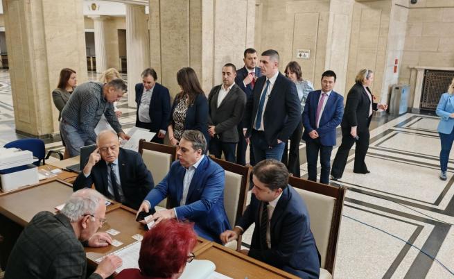 ПП-ДБ внесе документи в ЦИК за парламентарния вот