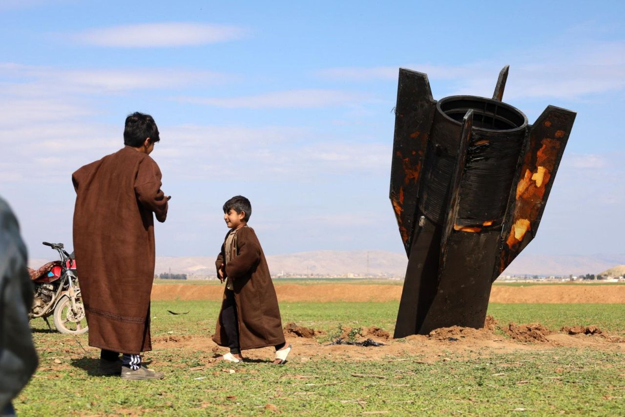 <p>Хора стоят до иранска ракета, паднала в село Казалжо в покрайнините на град Камишли, Сирия. Иран предприе ответни атаки в целия регион след съвместна военна операция на Израел и САЩ, която започна в ранните часове на 28 февруари 2026 г. и порази множество цели на територията на Иран.</p>