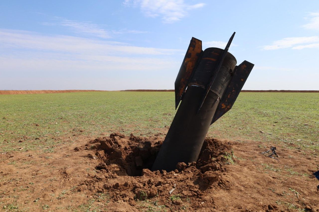 <p>Хора стоят до иранска ракета, паднала в село Казалжо в покрайнините на град Камишли, Сирия. Иран предприе ответни атаки в целия регион след съвместна военна операция на Израел и САЩ, която започна в ранните часове на 28 февруари 2026 г. и порази множество цели на територията на Иран.</p>